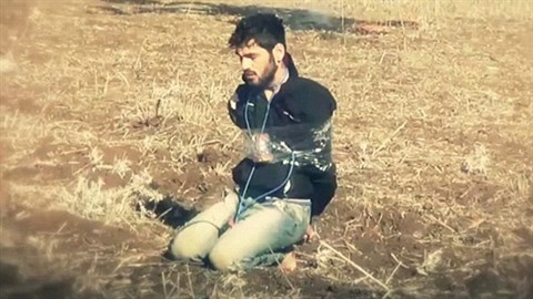 Jeden z bojovník konkurenní bandy Al-Nusra v posledním okamiku ped popravou.