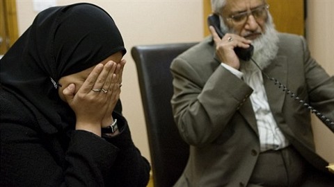 �ena �ádající o rozvod u soudu �aría se soudcem Suhajbem Hasanem.