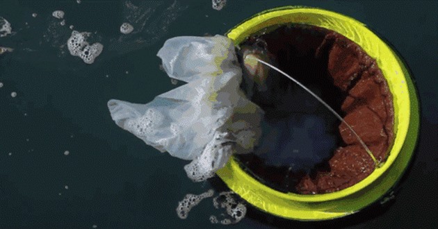 Tenhle odpadocuc pluje po hladin a vysává plastové lahve a dalí neistoty z...