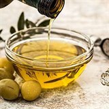 Olivov olej se v ecku pouval pedevm jako lubrikant, smchan s cedrovm...