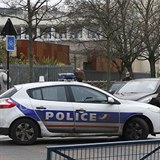 Policie zasahuje na mst dajnho teroristickho toku ve Francii. Napaden uitel matesk koly se ale nakonec piznal, e si cel tok vymyslel.