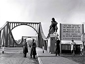 Na Glienicker Brücke pes eku Havolu (Havel), který spojuje berlínskou tvr...