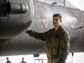 Filmový Gary Powers ped pionáním letounem U-2, který posléze sestelí Rusové.