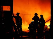 Z doutnajících trosek hasii vytáhli 23 mrtvých.