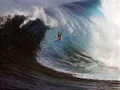 Surfa padá z dvanáctimetrové vlny na Maui.