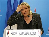 Marine Le Pen zbyly jen oi pro plá. Francouzské regionální volby nakonec...