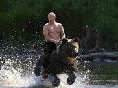 Zatímco Obama jí lososa po medvdech, Putin si rovnou jednoho ochoil.