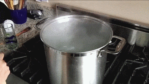 Těstoviny vařte v osolené vodě 8 minut a v hrnci dost velkém, aby měly prostor,...