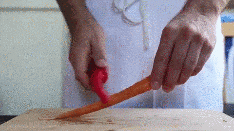 Při strouhání si mrkev opřete o prkýnko a škrábejte odshora dolů.