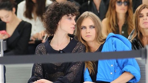 Cara Delevingne s pítelkyní St. Vincent.