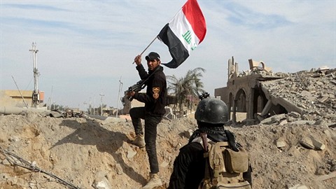 Nad mstem Ramadí opet zavlála irácká vlajka.