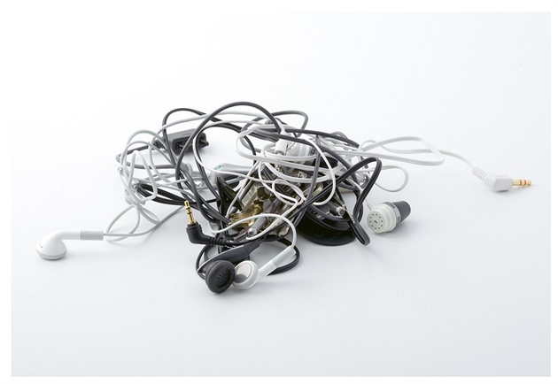 Dlouh� dr�t a m�ra ot�es� m��ou za to, �e sluch�tka se v kapse v�dy zamotaj�.