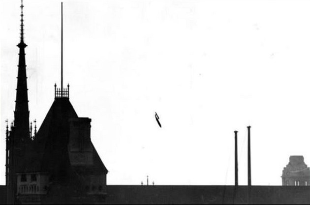 Bomba padajc na centrum Londna v roce 1945.