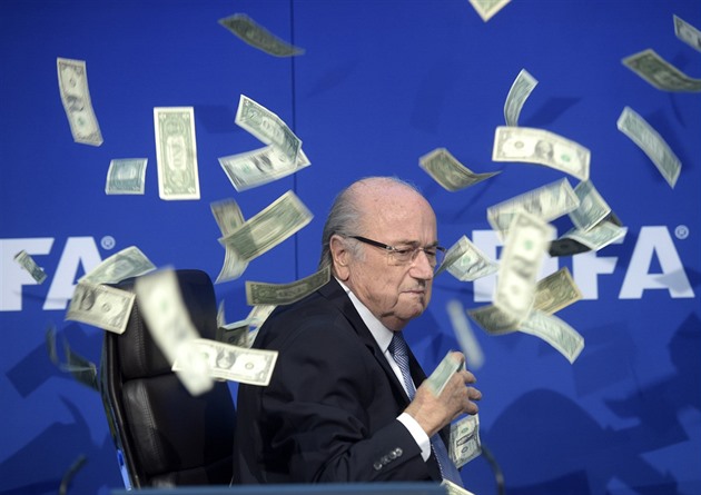 Seppa Blattera ped asem zasypal jeden fotograf na tiskovce symbolicky penzi.