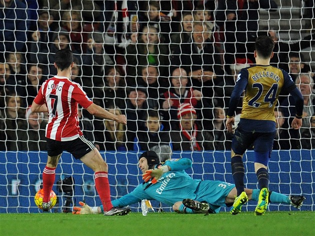 Petr ech inkasuje druhý gól v zápase v Southamptonu.