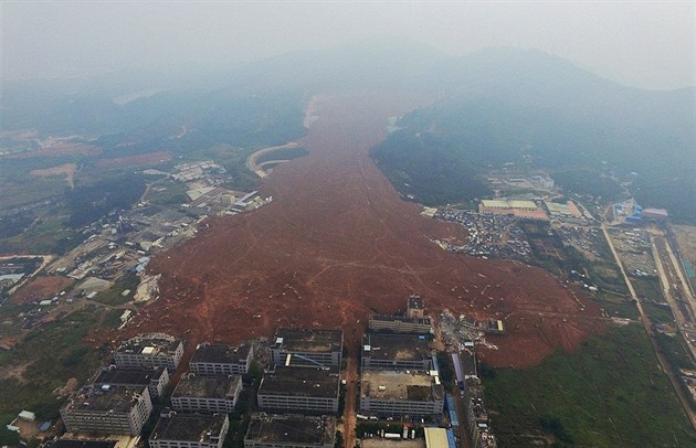 ínské prmyslové msto Shenzhen v noci zavalil masivní sesuv pdy.