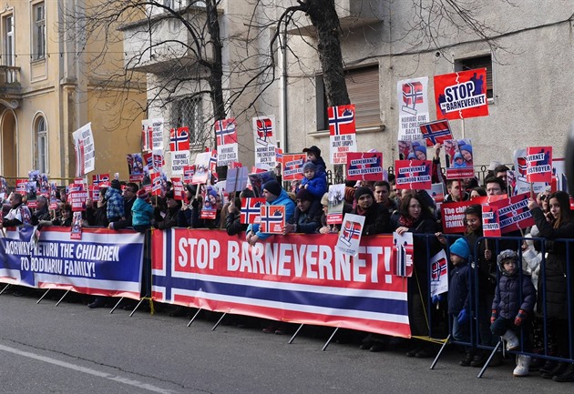 Na demonstrace proti Barnevernetu chodí stovky lidí.