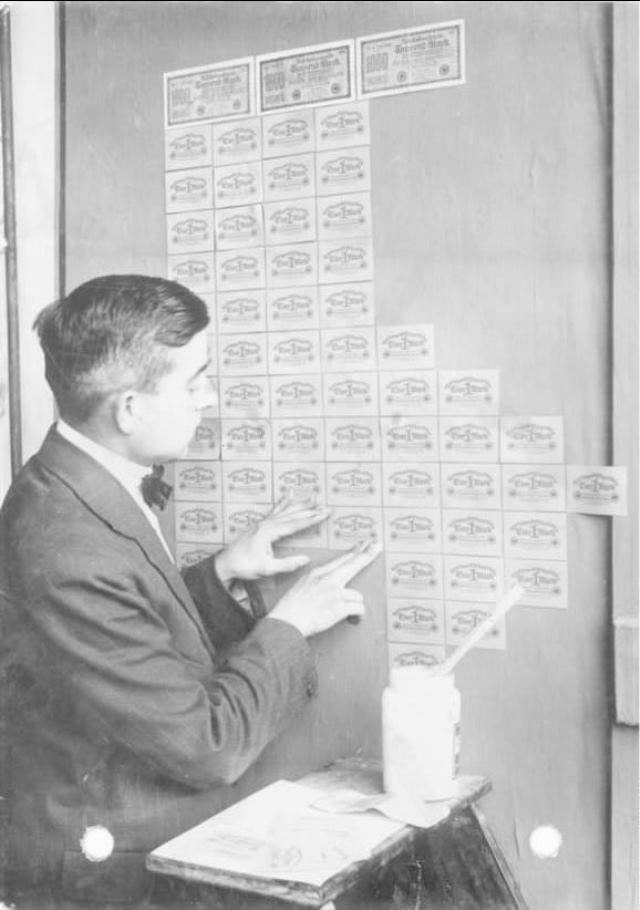 Mu tapetuje pokoj bankovkami bhem hyperinflace v Nmecku 1923.