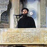 Vdce ISIS Abu Bakr al-Baghdadi (na snmku) na jednom  ze vzcnch veejnch...