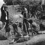 Turek trp armnsk hladovjc dti bhem Armnsk genocidy v roce 1915.
