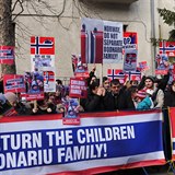 Demonstrace za rumunskou rodinu, kterou rozdělila norská sociálka.