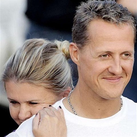 Corinna je man�elkou Schumiho od roku 1995. Po nehod� se o sv�ho mu�e ob�tav� star� a ka�d� den ho nav�t�vuje v nemocnici. Jejich rodinn� d�m p�estav�la na jak�si sanatorium.