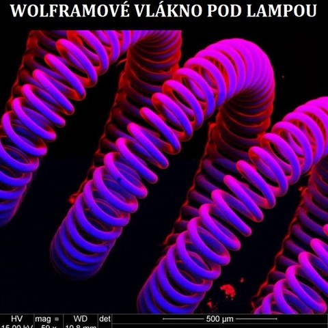 Wolframov vlkno pod hnouc lampou.
