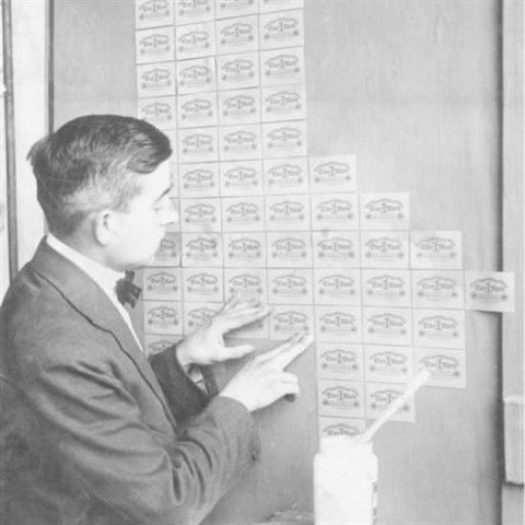 Mu tapetuje pokoj bankovkami bhem hyperinflace v Nmecku 1923.