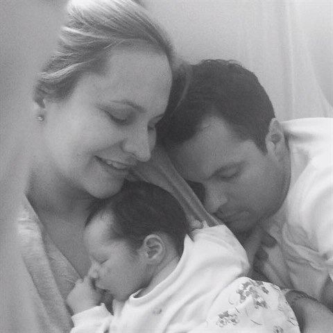 Monika, jej partner Tom Horna a syn Tade den po porodu.