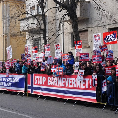 Demonstrace za rumunskou rodinu, kterou rozdlila norsk socilka.