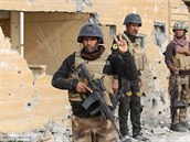 Irátí vojáci ukazují na prstech V symbol vítzství.