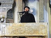 Vdce ISIS Abu Bakr al-Baghdadi (na snímku) na jednom  ze vzácných veejných...