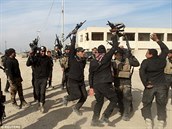 Irátí bojovníci oslavují tancem velké vítzství na radikály z hnutí IS.