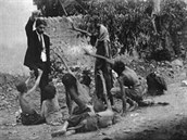 Turek trápí arménské hladovjící dti bhem Arménské genocidy v roce 1915.