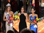 Velmi trapný okamik v Miss Universe. Miss z Kolumbie musela korunku potupn...