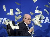 Seppa Blattera p�ed �asem zasypal jeden fotograf na tiskovce symbolicky pen�zi.