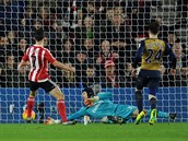Petr �ech inkasuje druhý gól v zápase v Southamptonu.