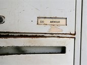 Amimourova potovní schránka na dom, ve kterém ped stelbou v klubu Bataclan...