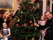 Karel Gott se svou rodinou údajn oslavil Vánoce s pedstihem.