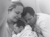 Monika, její partner Tomá Horna a syn Tadeá den po porodu.