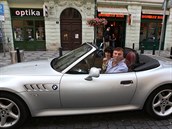 Trávníek na narozeninách Kristiana Kodeta provtral manelku a své BMW....