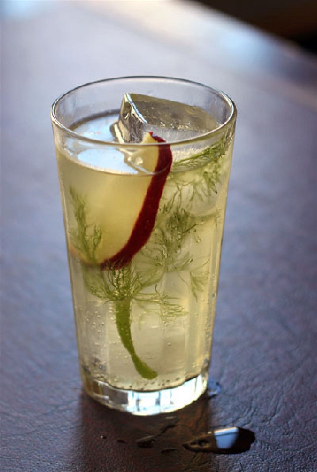 Jableno-fenyklov drink je zdrav a osvujc.