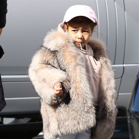 Prvorozen potomek Kim Kardashian na prochzce s tetikou v Los Angeles.