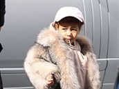 Prvorozený potomek Kim Kardashian na procházce s tetikou v Los Angeles.