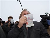 Depardieu pyn pózuje s ruským pasem.