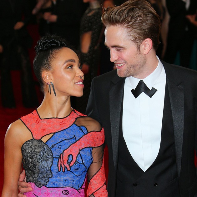 Robert Pattinson a zpvaka FKA Twigs.