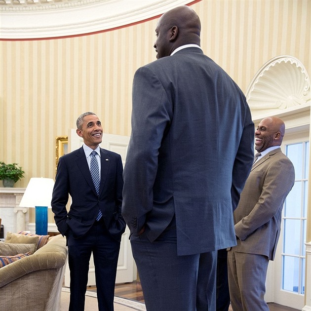 Prezident Obama na setkn s obrovskm basketbalistou Shaquillem ONealem. Jeho...