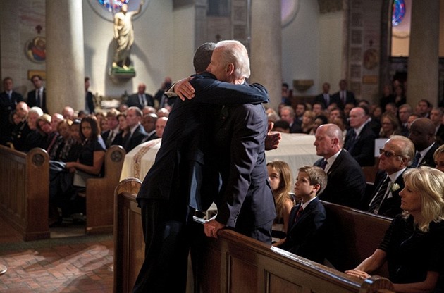 Obama objm svho ptele viceprezidenta Joe Bidena na pohbu jeho nejstarho...