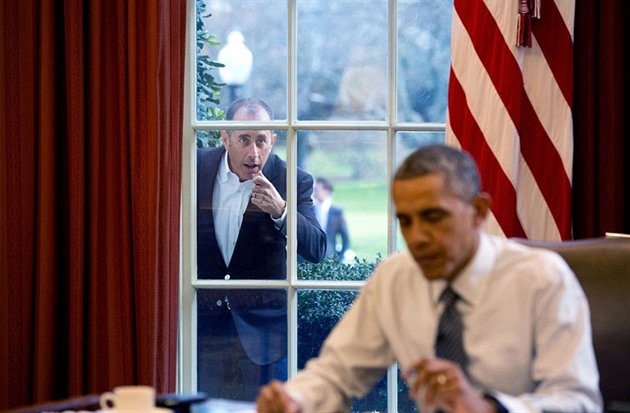 Na okno Obamovy kancele klepe populrn komik Jerry Seinfeld.