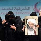 Iránské ženy zahalené do burek protestují proti saudské vládě s portrétem...
